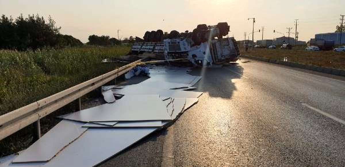 Kırmızı ışıkta geçen tır ortalığı savaş alanına çevirdi: 4 ağır yaralı