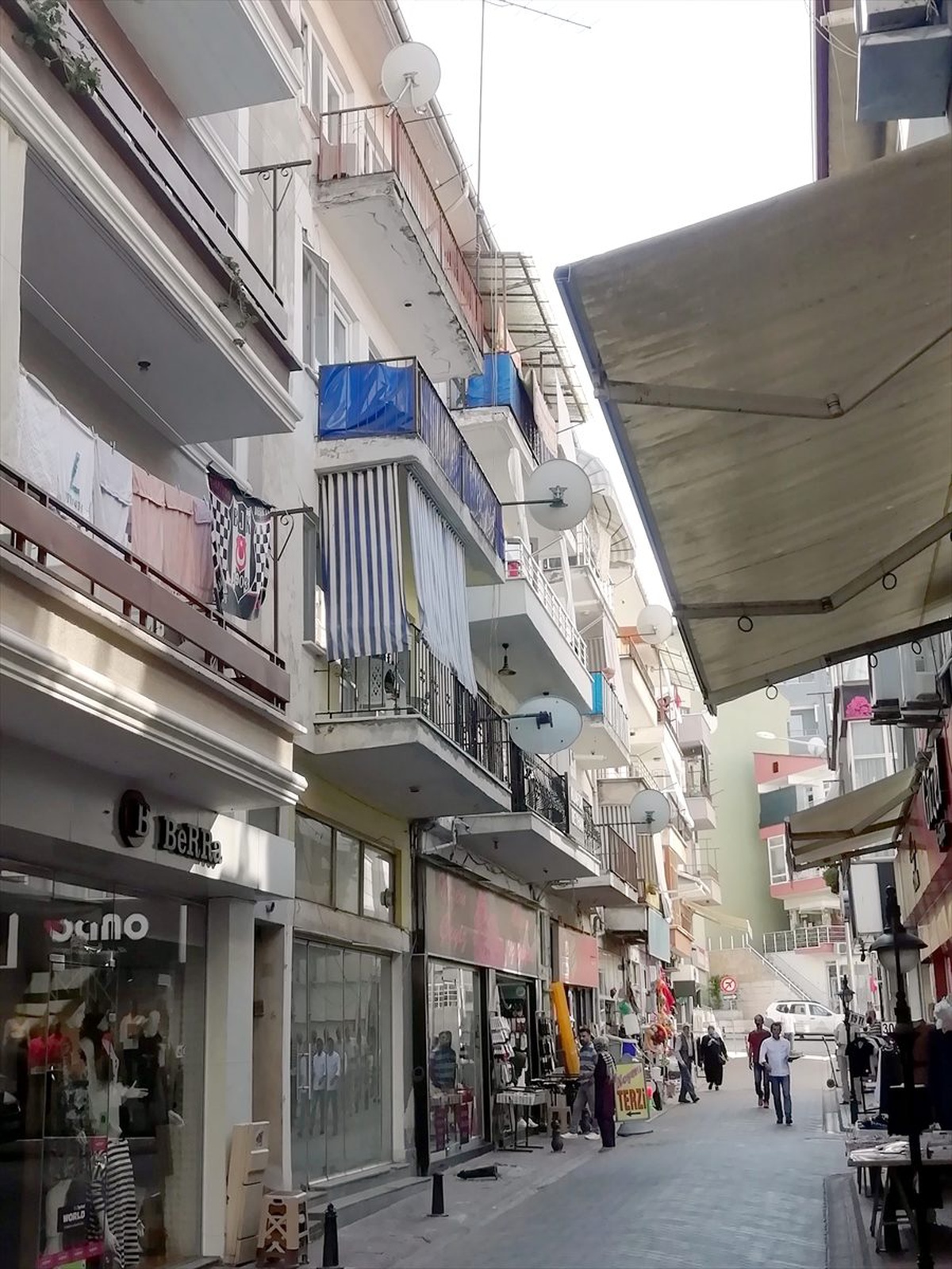 Kocaeli\'de balkondan düşen kişi ağır yaralandı