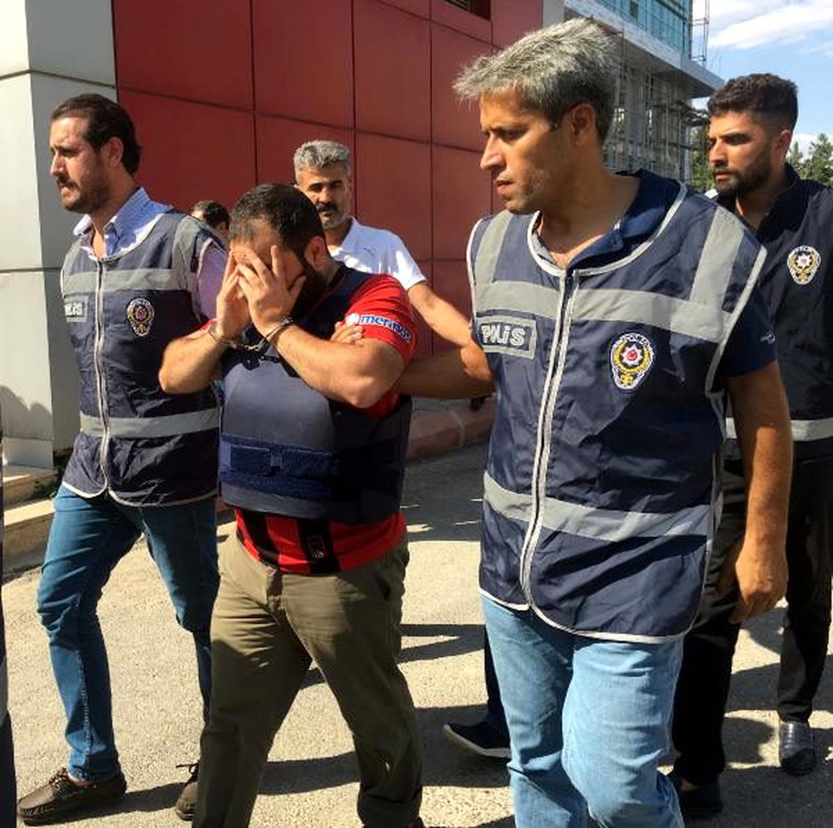 Komşuların park yeri kavgasında ölü sayısı 4\'e çıktı; 5 gözaltı