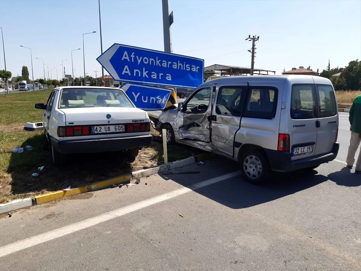 Konya\'da hafif ticari araç ile otomobil çarpıştı: 7 yaralı