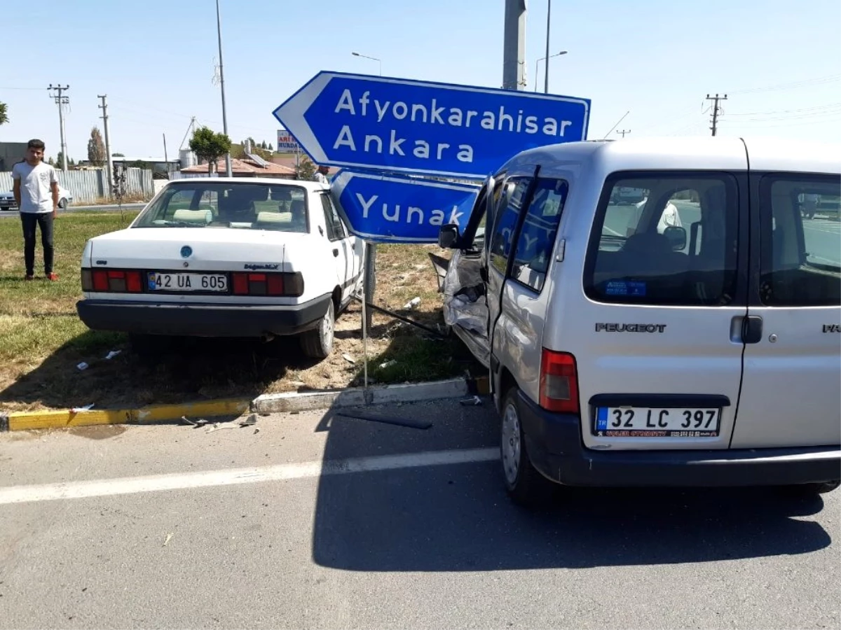 Konya\'da otomobille hafif ticari araç çarpıştı: 7 yaralı