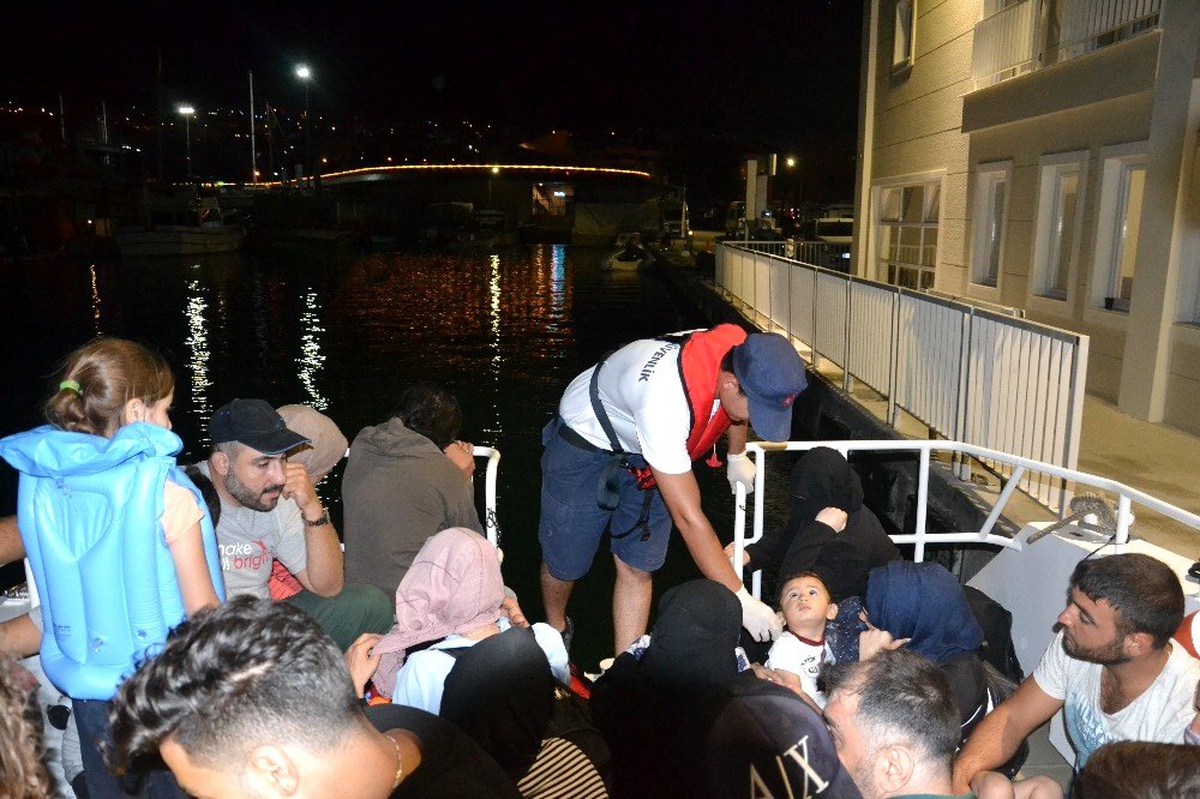 Kuşadası\'nda 13\'ü çocuk 45 düzensiz göçmen yakalandı
