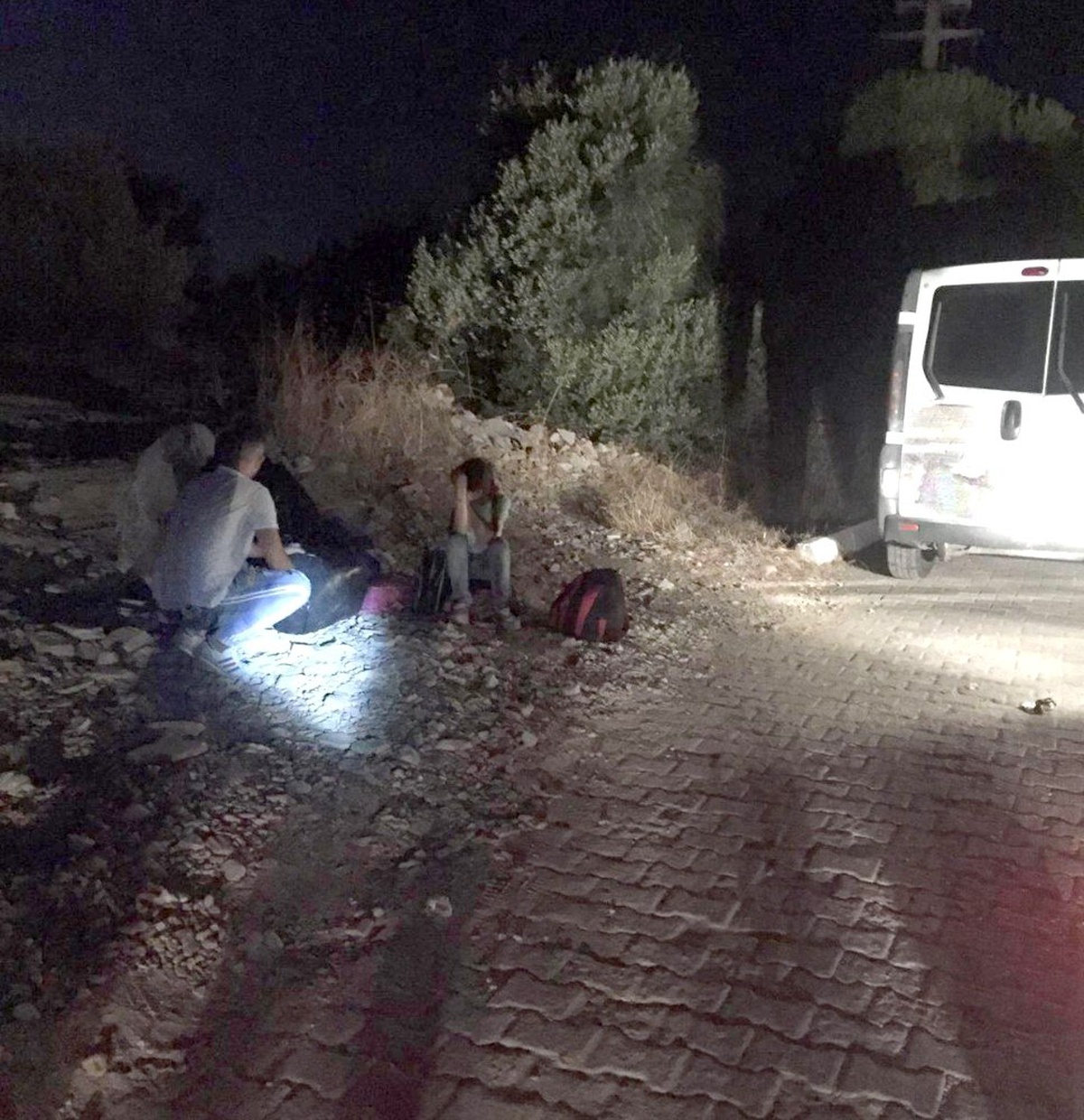 Kuşadası Polisi\'nden kaçak göçmen operasyonu, 13 kişi gözaltına alındı