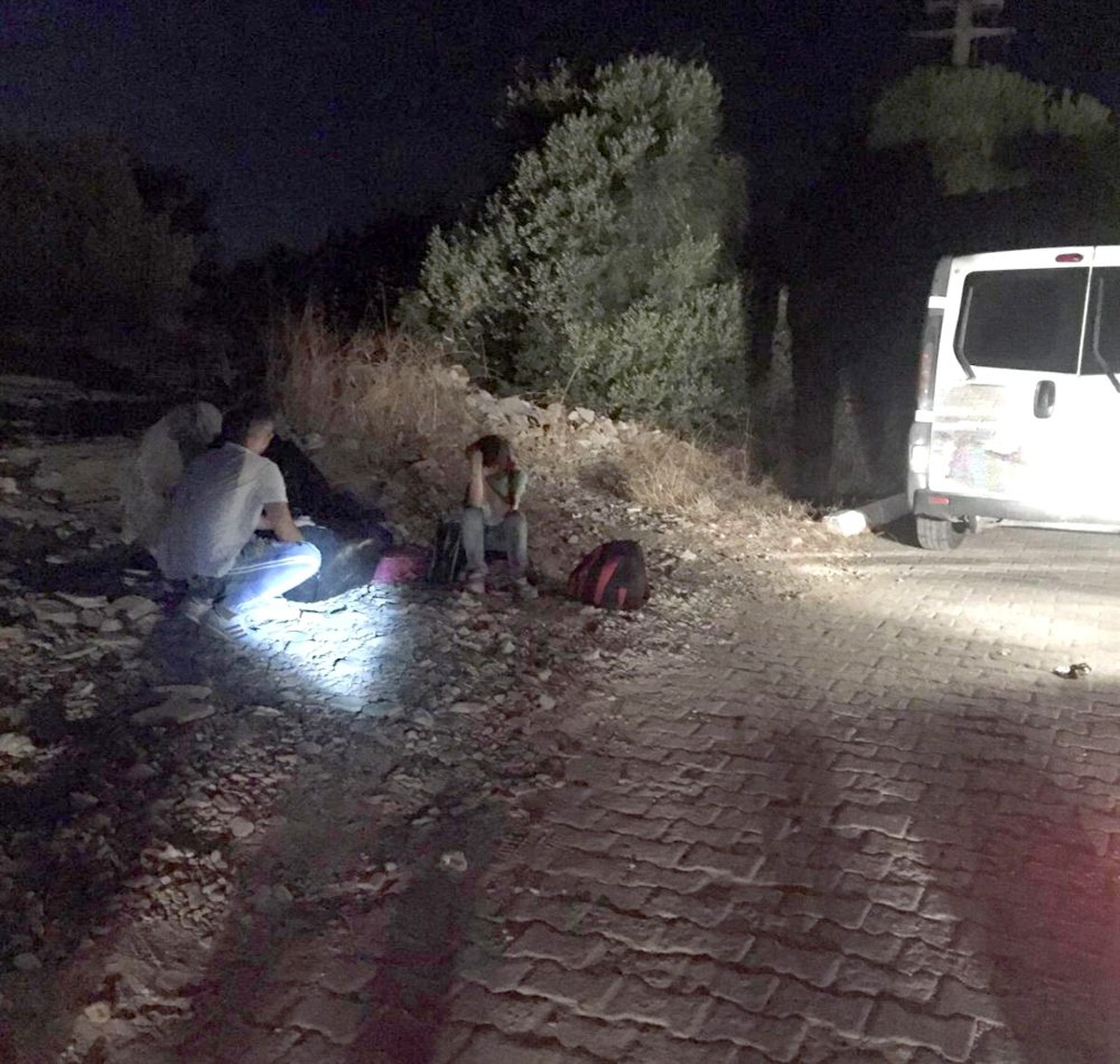Kuşadası polisinden kaçak göçmen operasyonu: 13 gözaltı