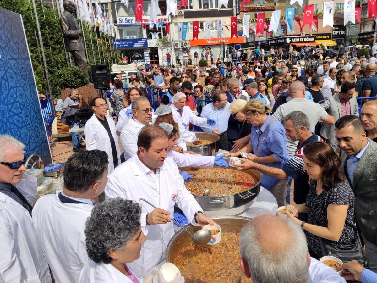 Maltepe\'de aşure dağıtımına yoğun ilgi