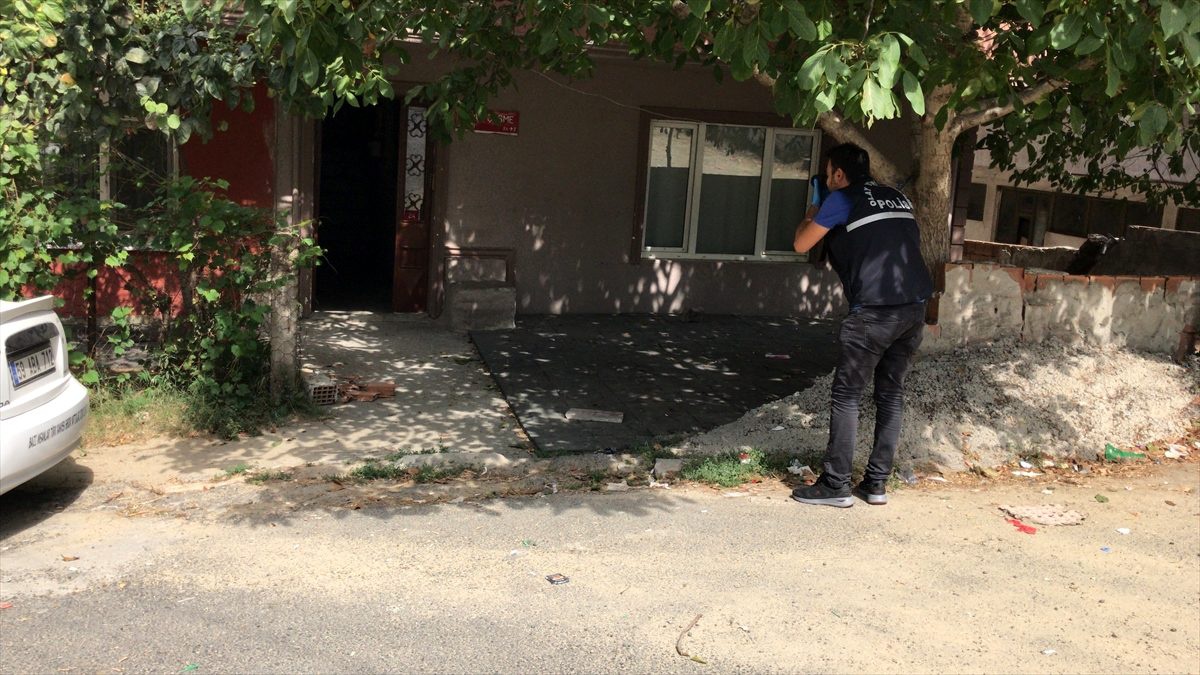 Maskeli soyguncular yaşlı kadının evinden para ve altın çaldı