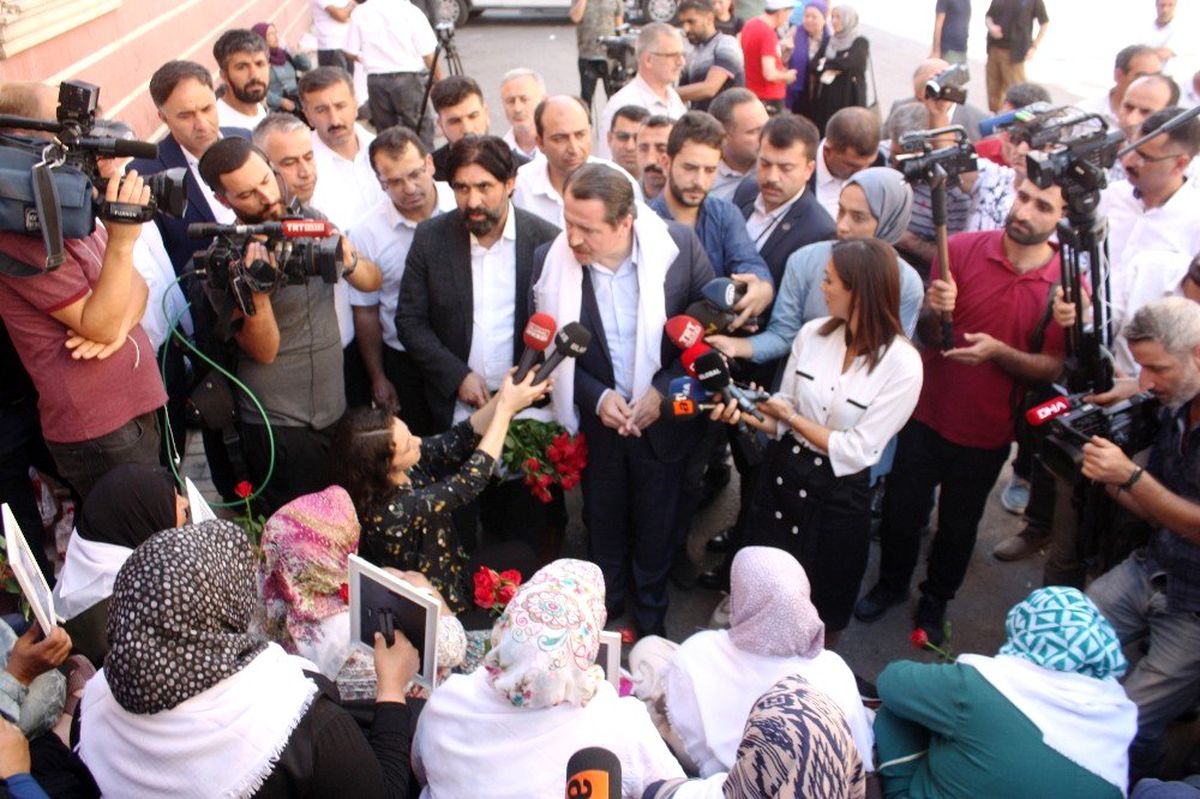 Memur-Sen Genel Başkanı Ali Yalçın\'dan, HDP önünde eylem yapan ailelere destek