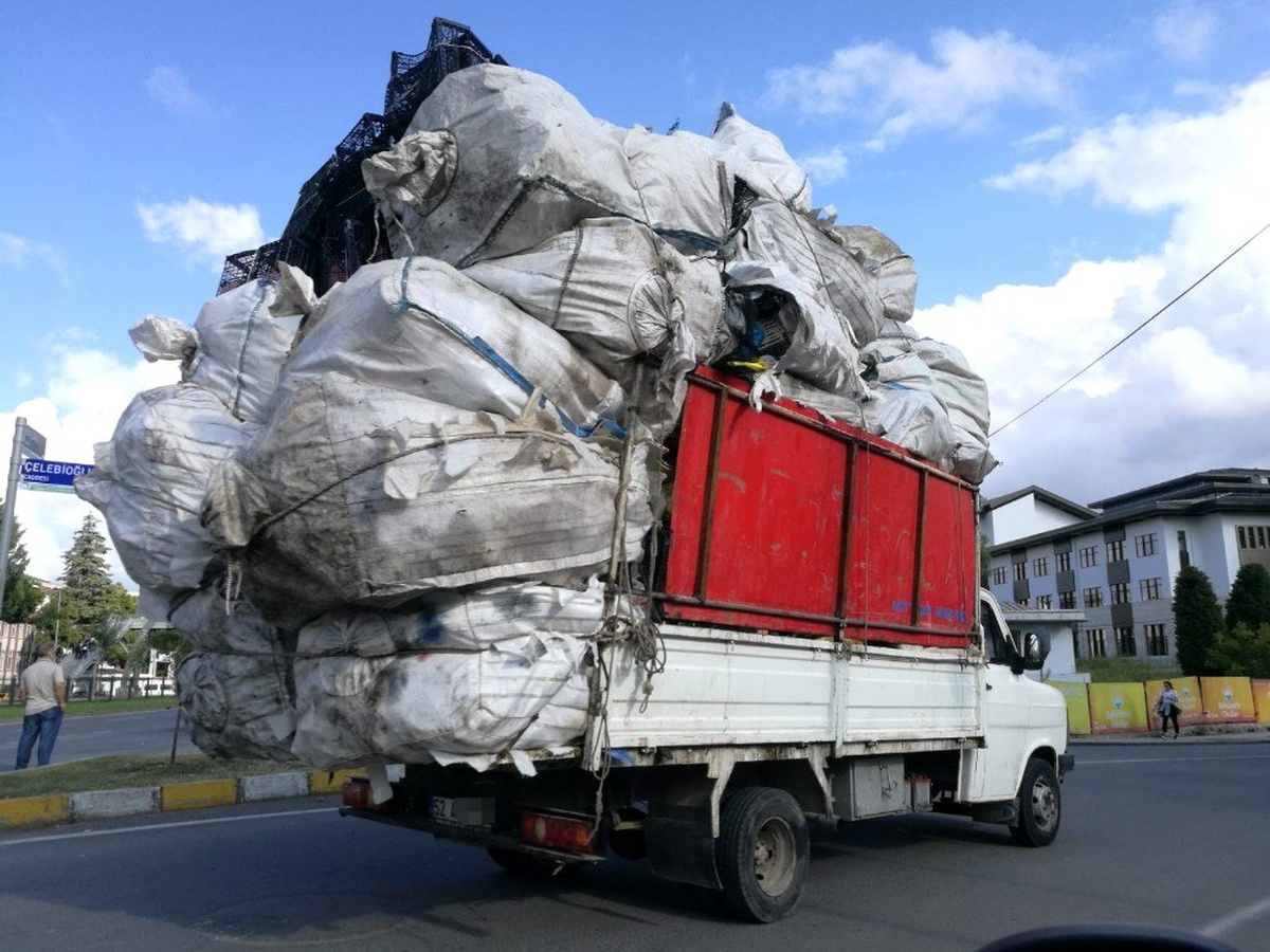 Metrelerce yükle trafikte tehlikeli yolculuk