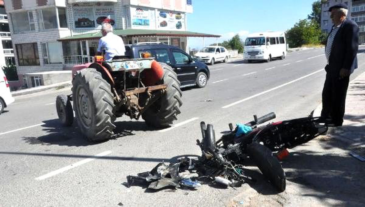 Motosiklet traktörle çarpıştı: 2 yaralı