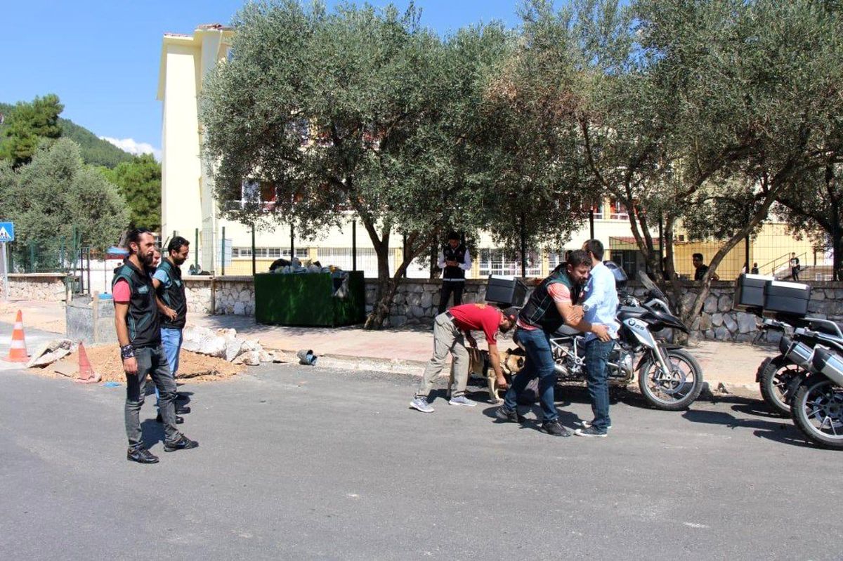 Muğla\'da narkotik polisinden okul önü denetimi