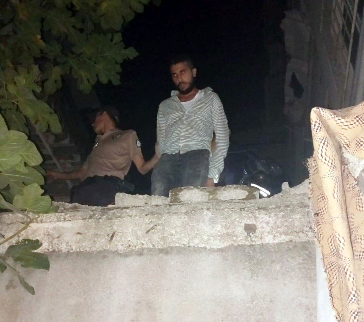 Mülteci kaçakçısı, damda yakalandı