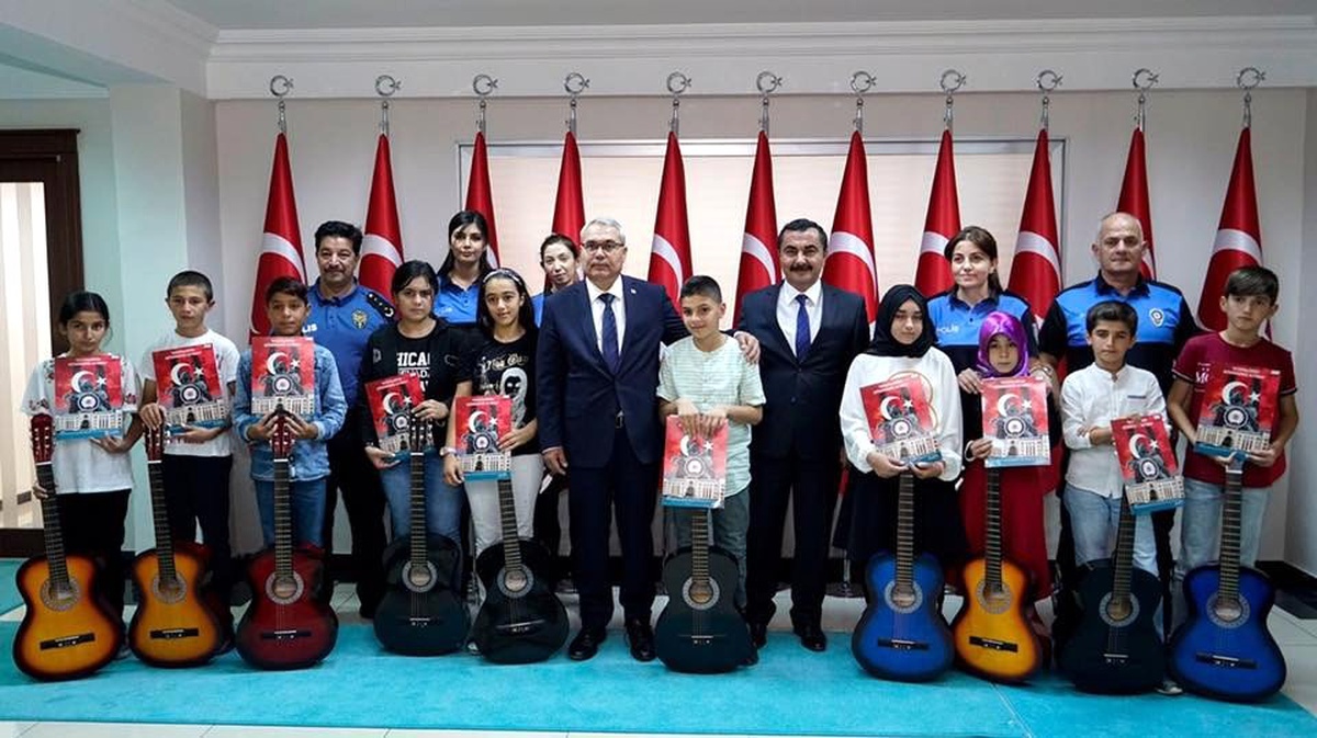 Muş\'ta gitar kursunu tamamlayan öğrenciler, sertifikalarını Vali Gündüzöz\'ün elinden aldılar