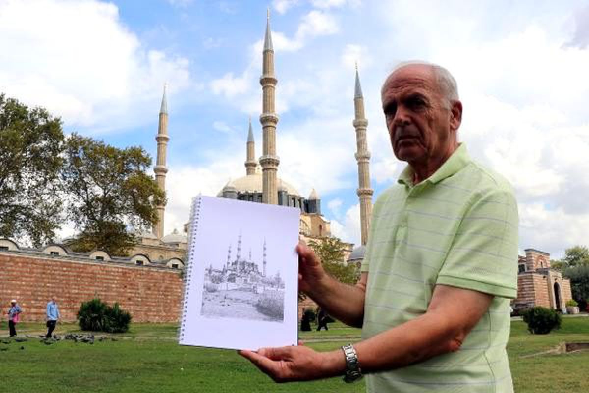 Osmanlı başkentlerindeki tarihi \'karakalem\' ile çiziyor