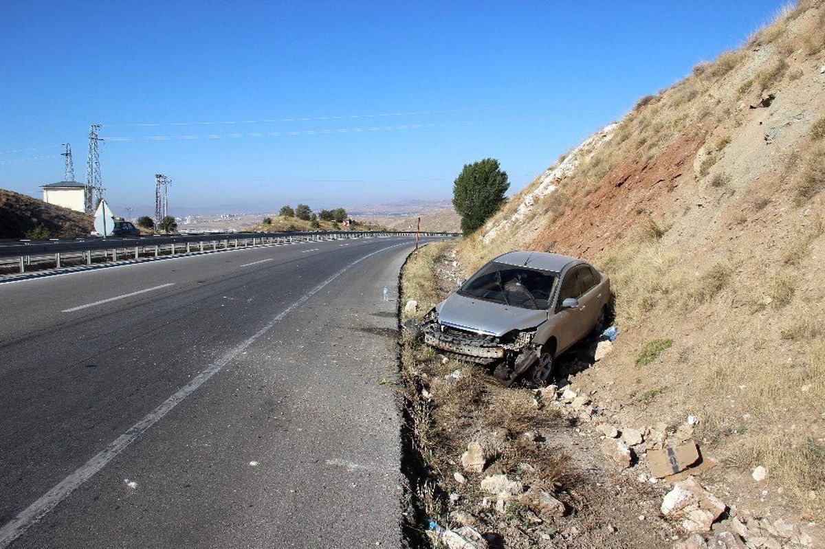 Otomobil şarampole devrildi: 1 Yaralı