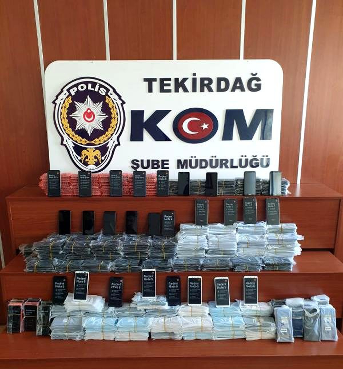 Otomobil zulasında 737 kaçak cep telefonu ele geçti