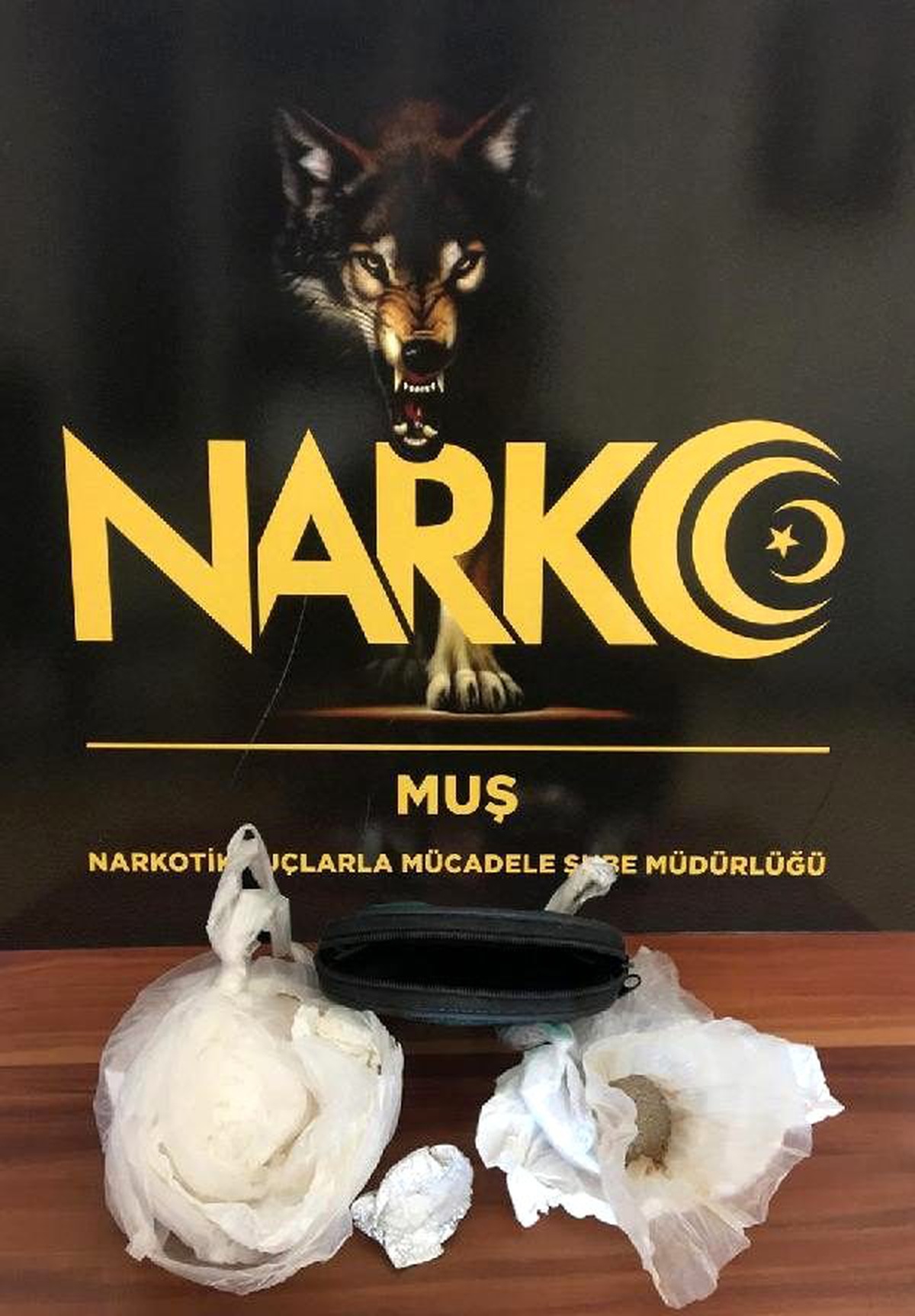 Otomobilin vites kolu boşluğundan 15 gram eroin çıktı