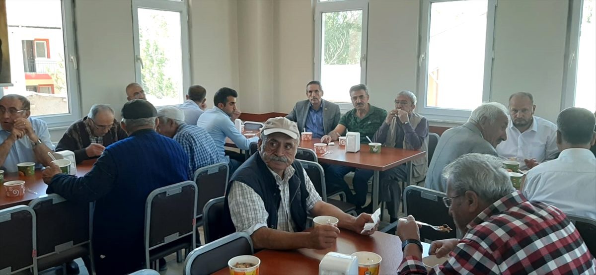 Rıza Ünal Kültür ve Cemevi\'nden aşure ikramı