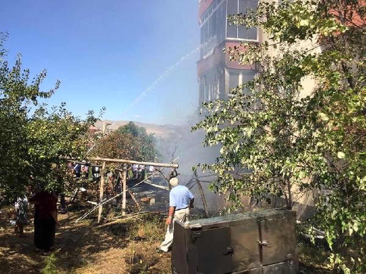 Salça ateşi 4 katlı binayı yaktı