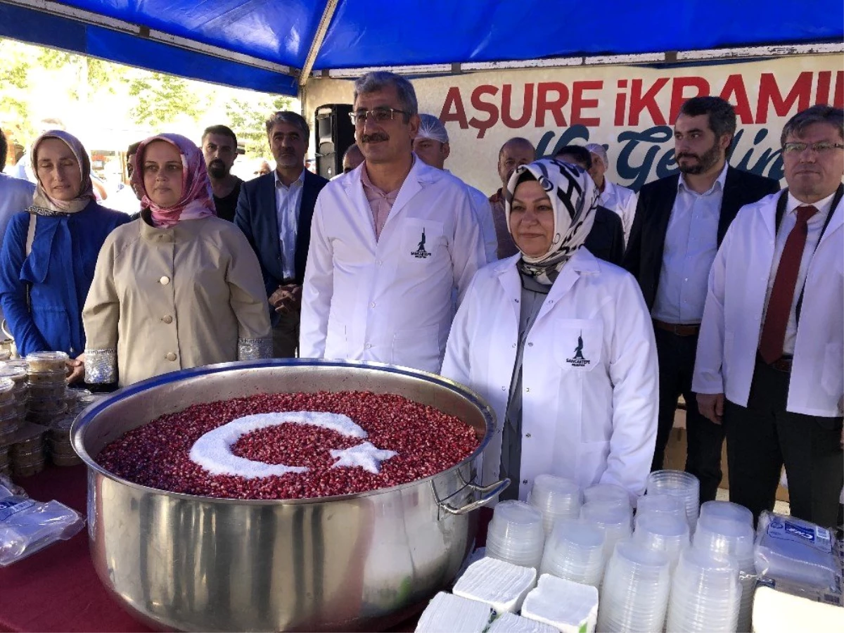 Sancaktepe Belediyesi, 3 meydanda halka aşure dağıttı