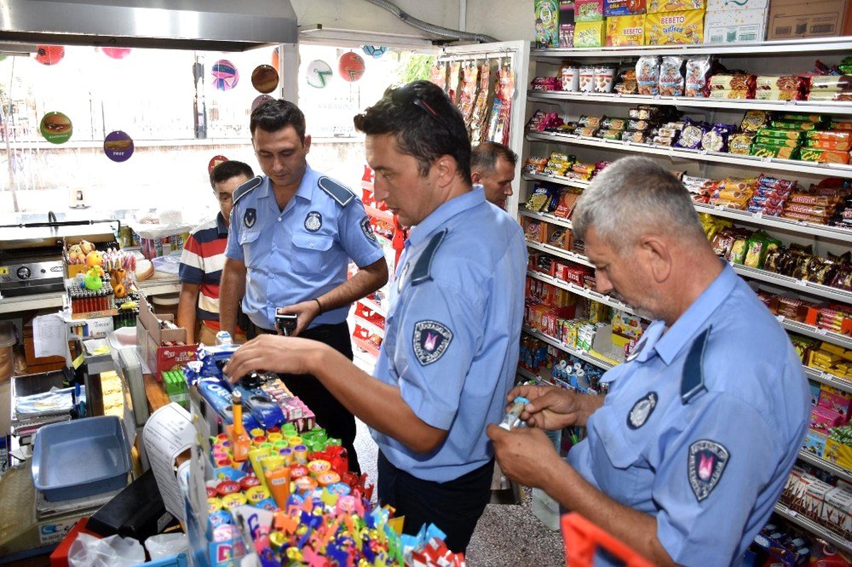 Şehzadeler Belediyesi zabıtasından okul çevrelerinde denetleme