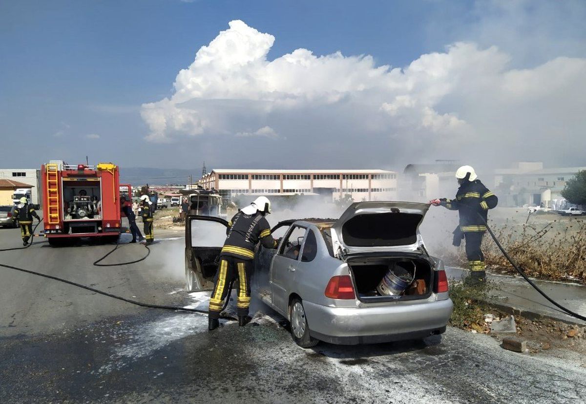 Seyir halindeki araç alev alev yandı