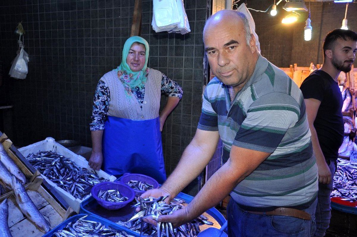 Simav balık pazarındaki tezgâhlar doldu, ancak fiyatlarda beklenen düşüş görülmedi