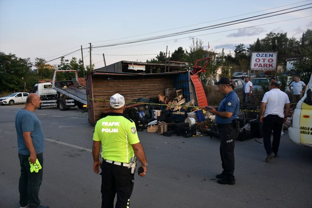 Sinop\'ta meyve yüklü kamyonet otomobille çarpıştı : 2 yaralı