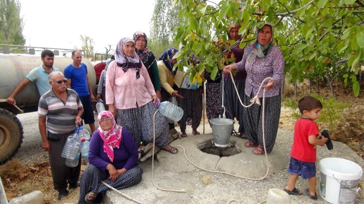 Su sıkıntısı çeken köylüler taşıma su ile ihtiyacını karşılıyor