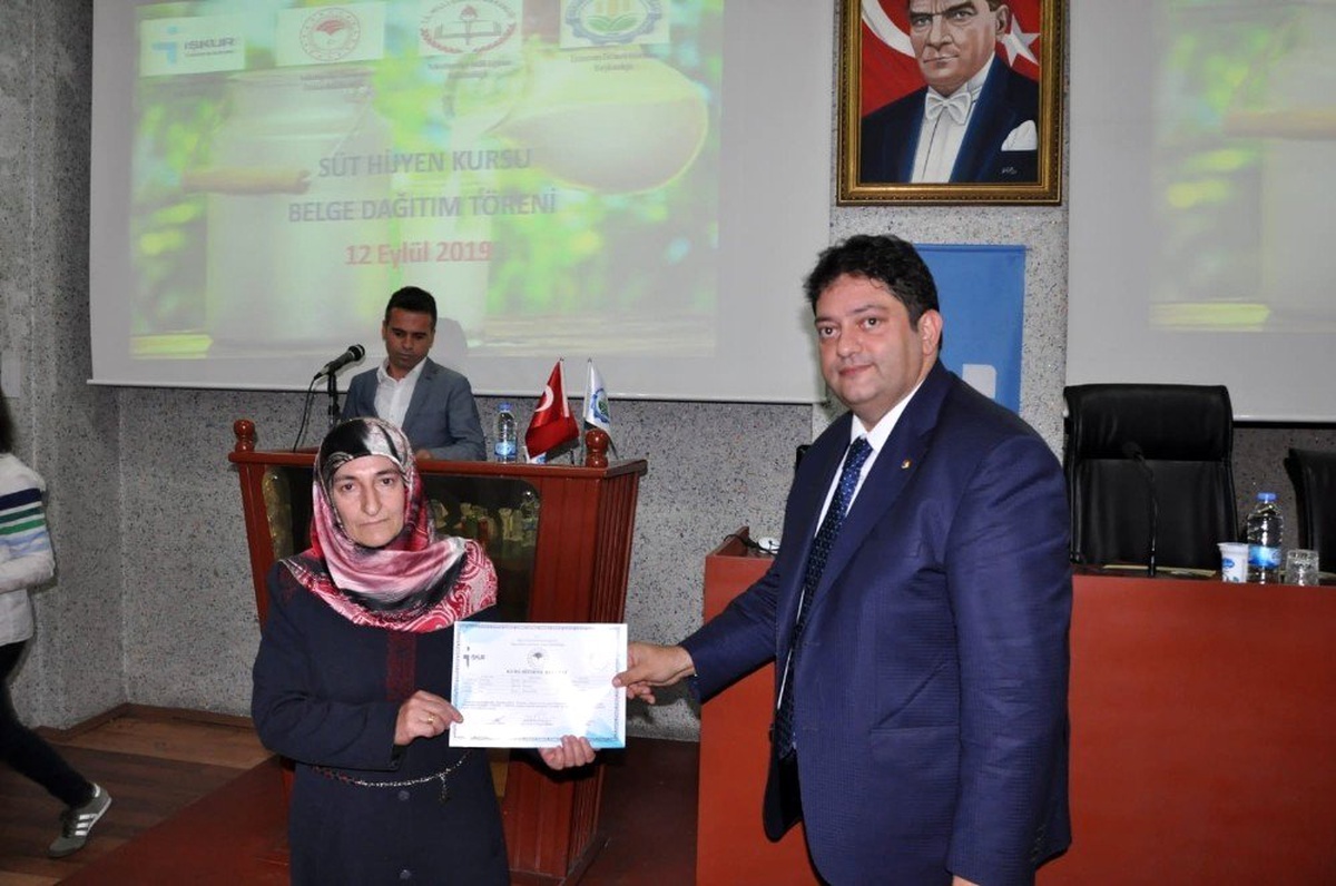 \'Süt Hijyeni Mesleki Eğitim Kursu\'nu tamamlayan kadın çiftçilere sertifika verildi