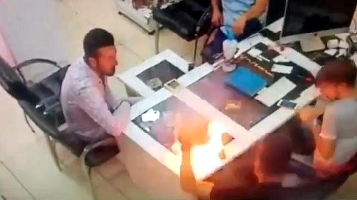Tamir edilen cep telefonunun patlama anı kamerada