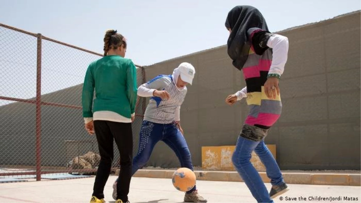 Taraftarlar Suriyeli çocuklara futbol ayakkabısı bağışladı