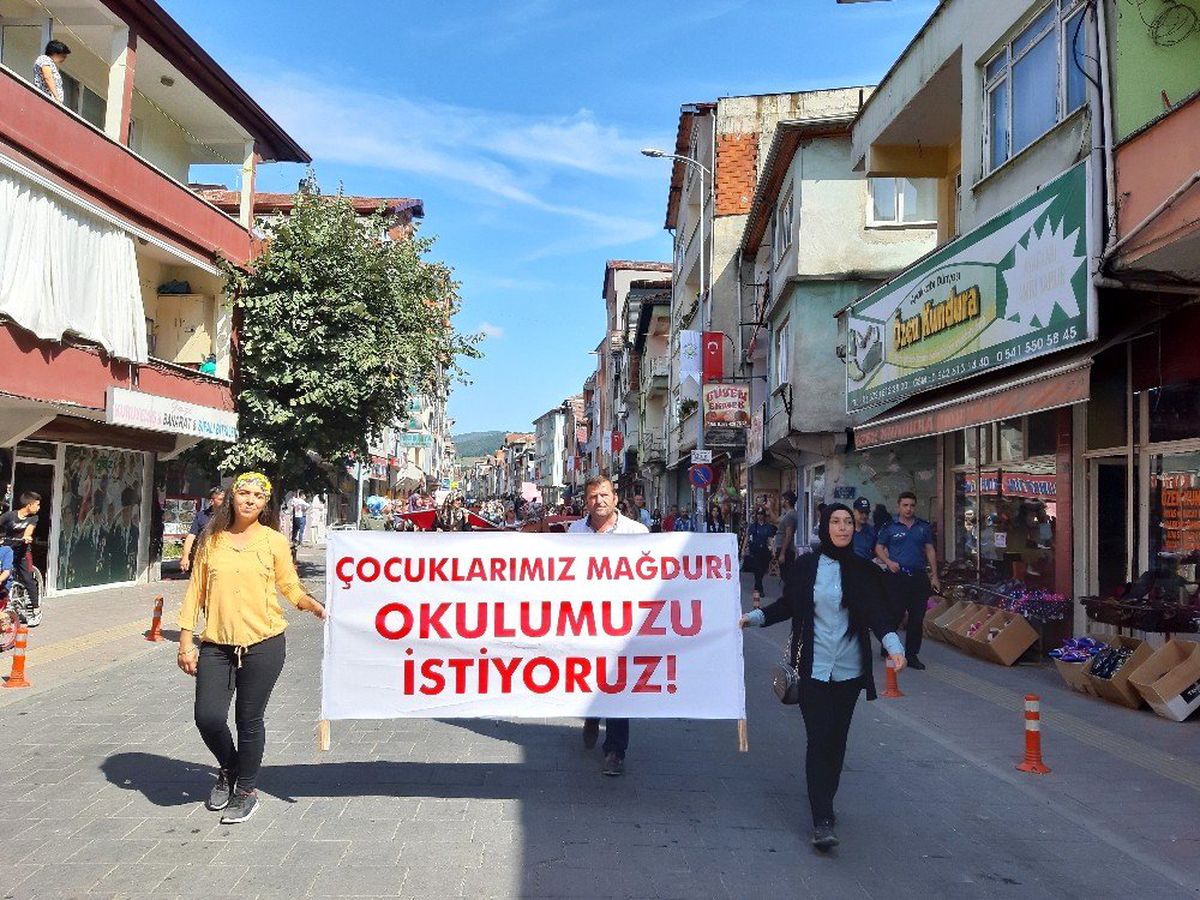 Teslim edilmeyen okulları için yürüdüler