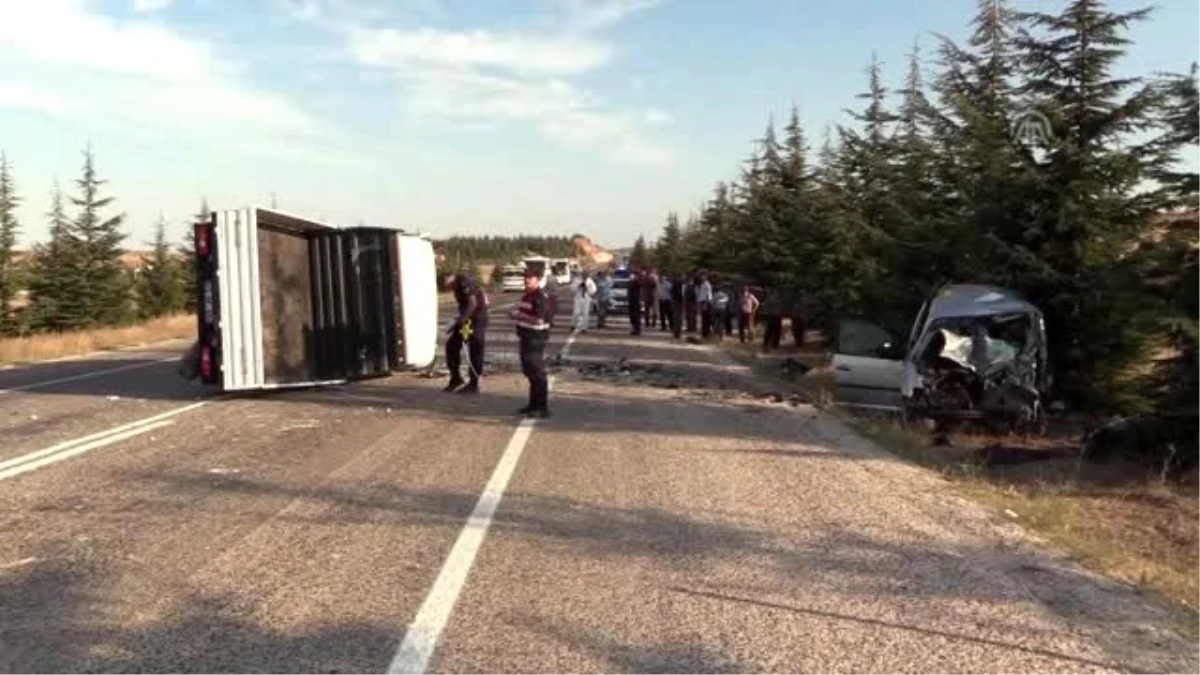 Ticari araç ile kamyonet çarpıştı: 2 ölü, 2 yaralı