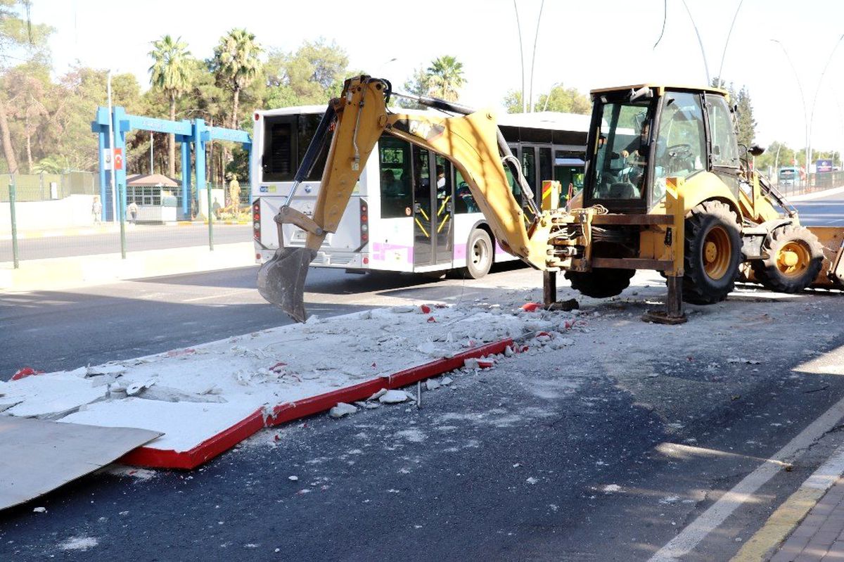 Tır üzerindeki trafo üst geçide takıldı