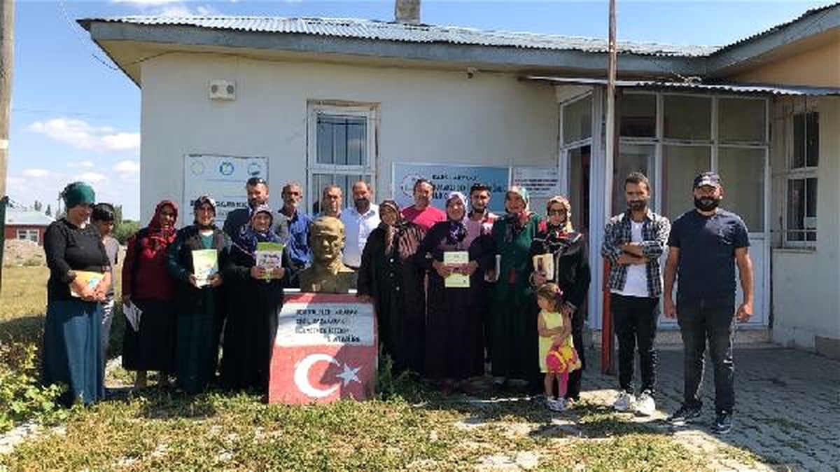 Üniversite öğrencisinden köyünde ingilizce kursu