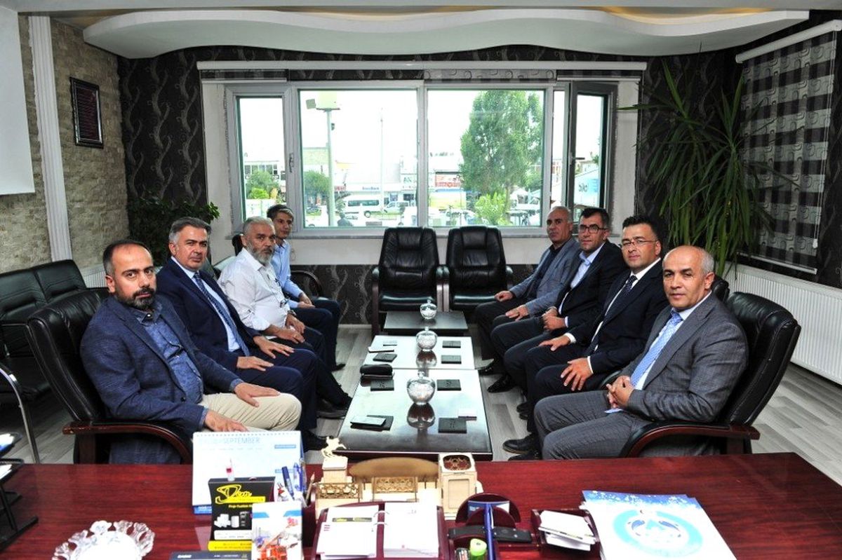 Van YYÜ Rektörü Prof. Dr. Şevli\'den Çaldıran Belediye Başkanı Ensari\'ye iade-i ziyaret