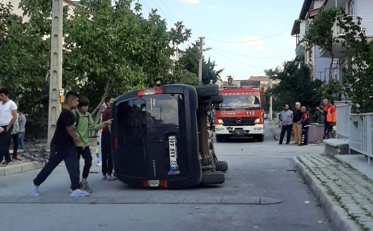 Yan yatan hafif ticari araçtan yara almadan kurtuldu