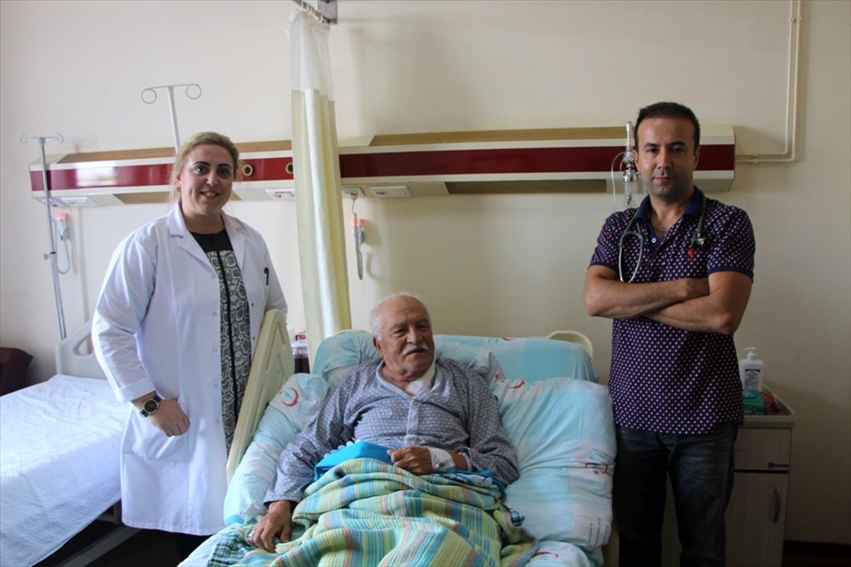 Yaşlı hastanın tıkalı şah damarları açıldı