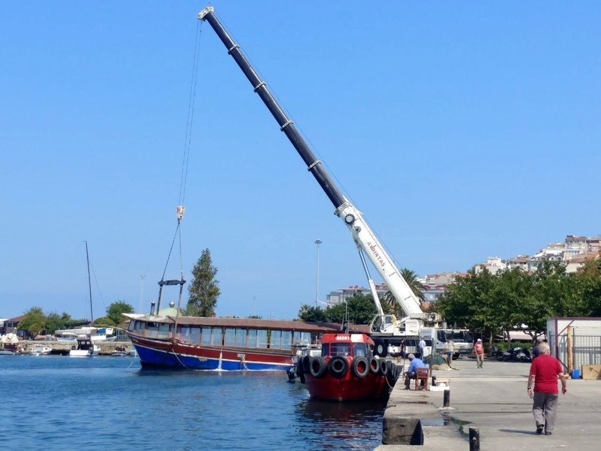 Yüzer restoran battı