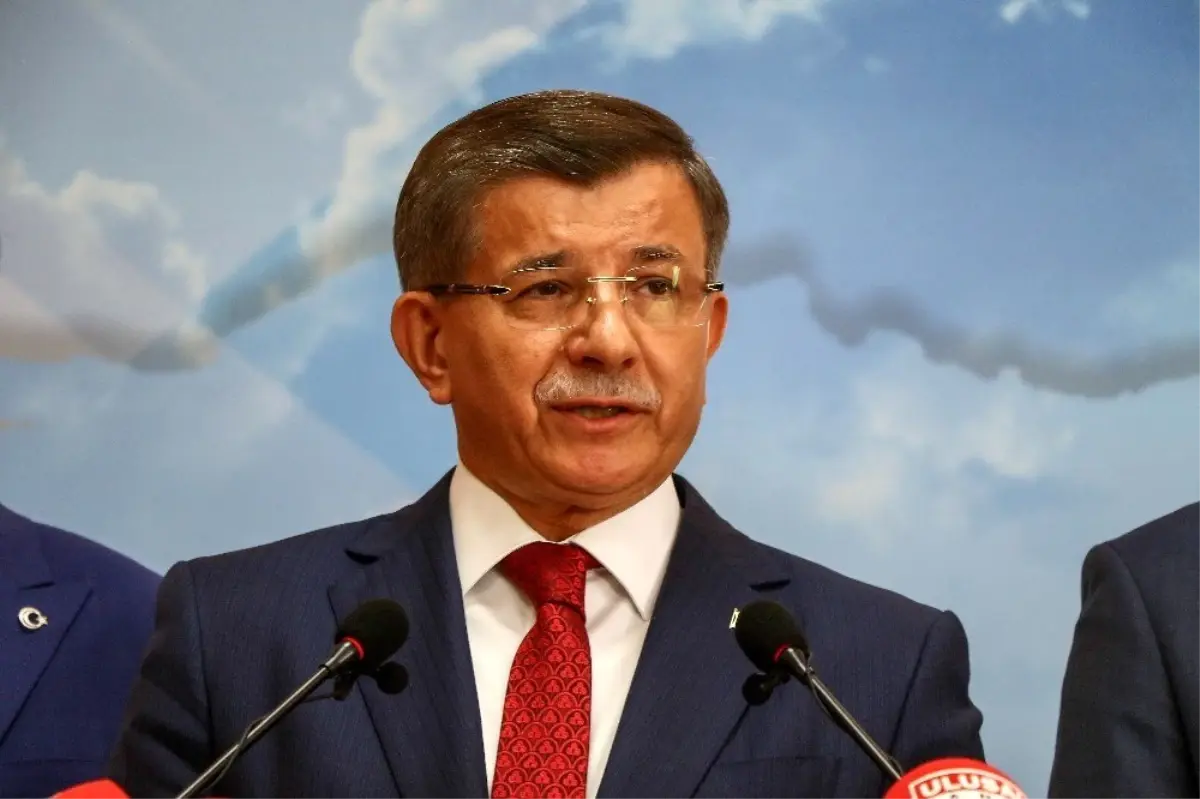 Ahmet Davutoğlu, AK Parti\'den istifasını açıkladı, yeni siyasi parti sinyali verdi