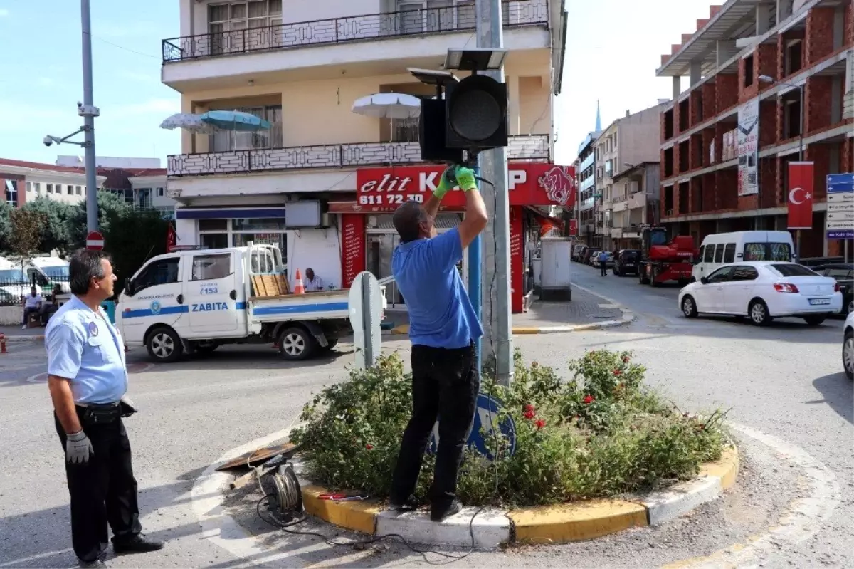 Akçakoca\'da zarar gören tabelalar yenilendi