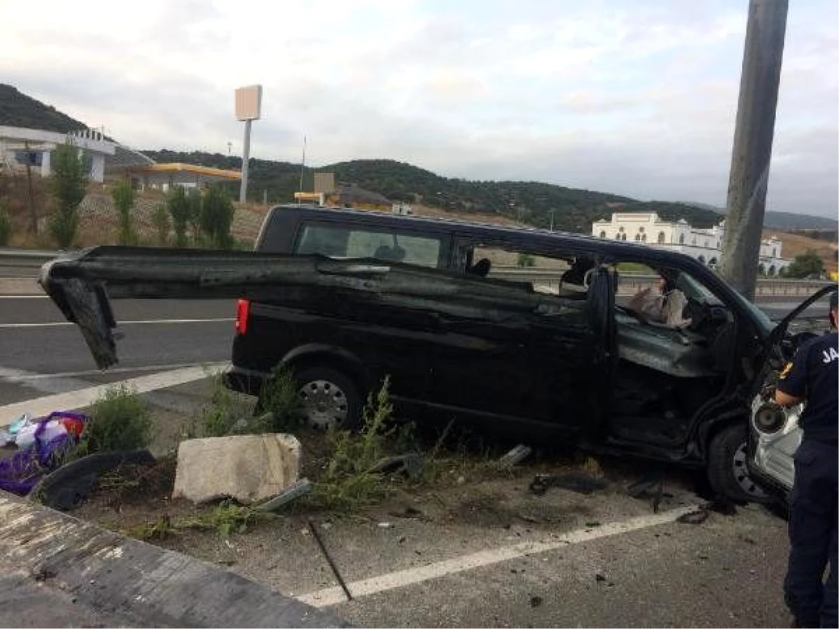 Bariyerlere çarpan minibüs devrildi: 1 ölü, 8 yaralı