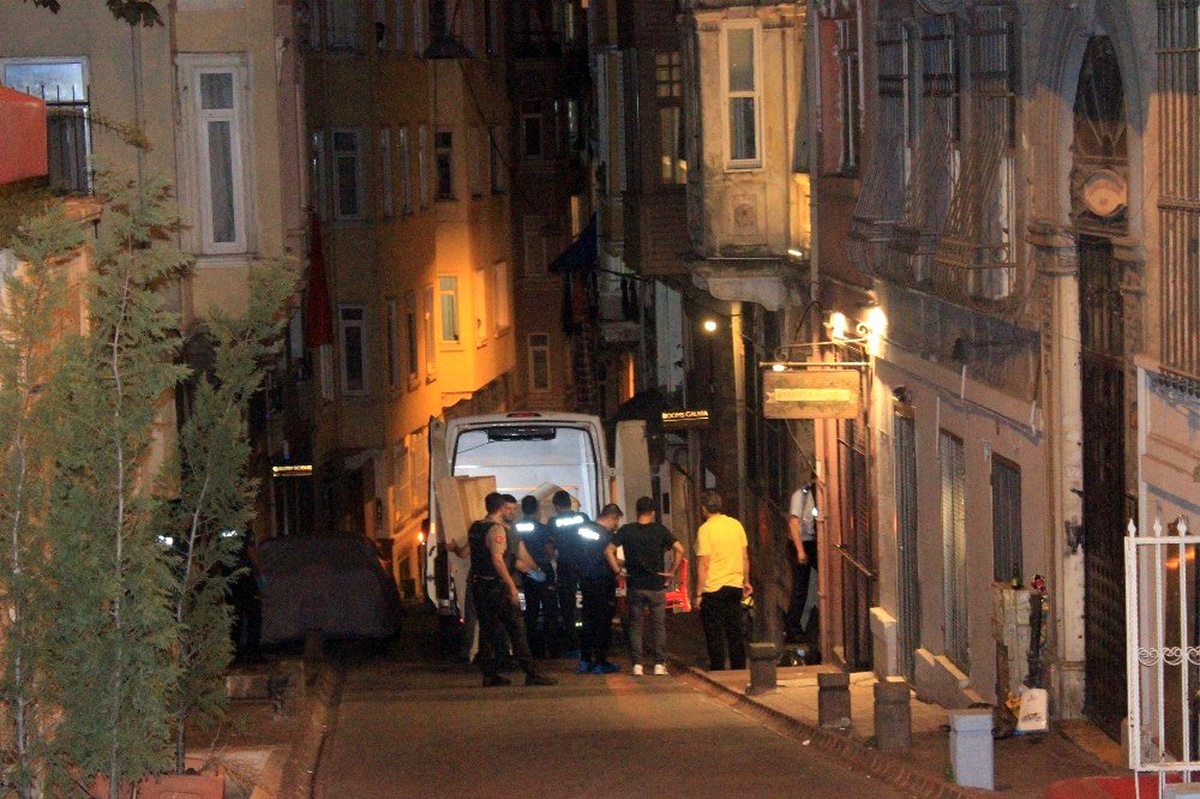 Beyoğlu\'nda ölü bulunan İngiliz turistlerin cesetleri Adli Tıpa kaldırıldı
