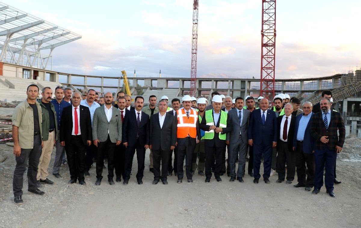 Binali Yıldırım, Erzincan\'da yapımı süren stat ve hastanede incelemelerde bulundu