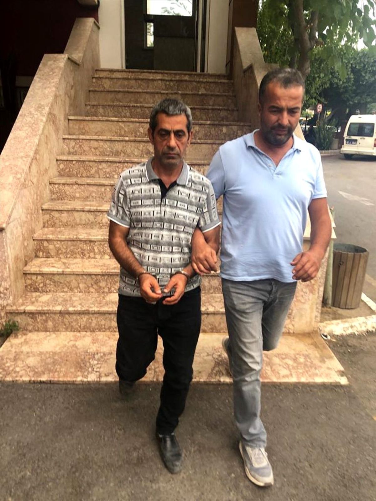 Boşanmak isteyen eşini yaraladı