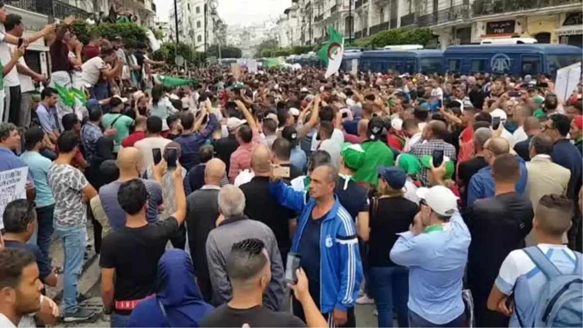 Cezayir\'de "Buteflika rejimi temsilcileri" protesto edildi