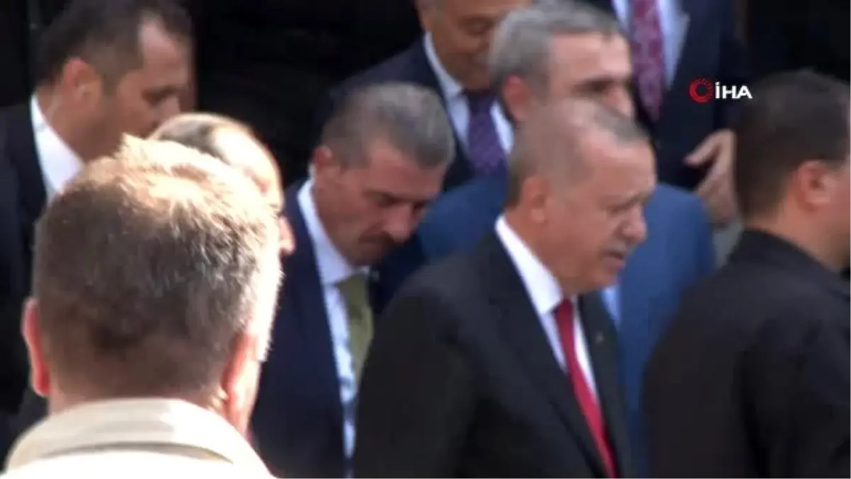 Cumhurbaşkanı Erdoğan: "(HDP Binası önünde bekleyen annelere) Devlet olarak yanınızdayız. Endişeniz...