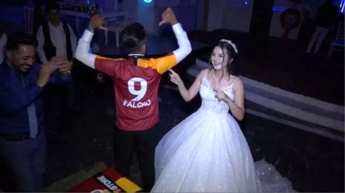 Düğünde falcao forması giyen damat ve gelinden yıldız oyuncuya mesaj