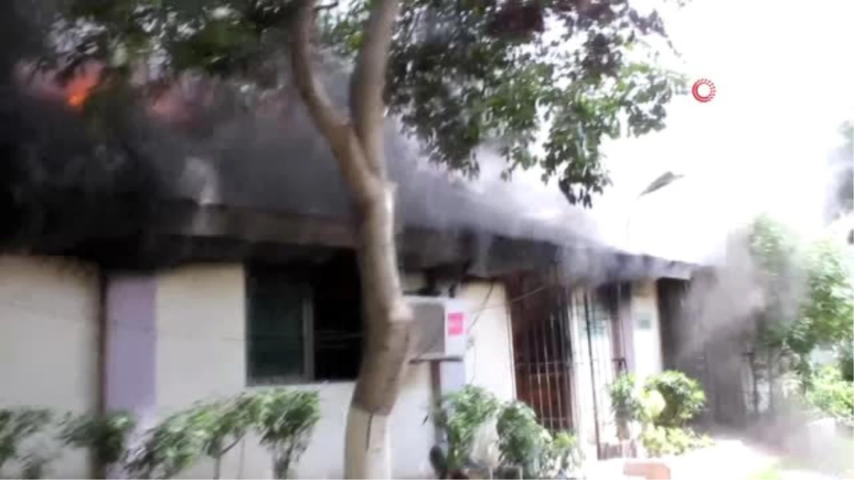 (Düzeltme) Pakistan\'da bakanlık ofisinde yangın