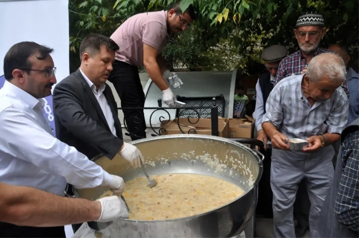 Emet Belediyesi ilçedeki tüm camilerde aşure dağıttı
